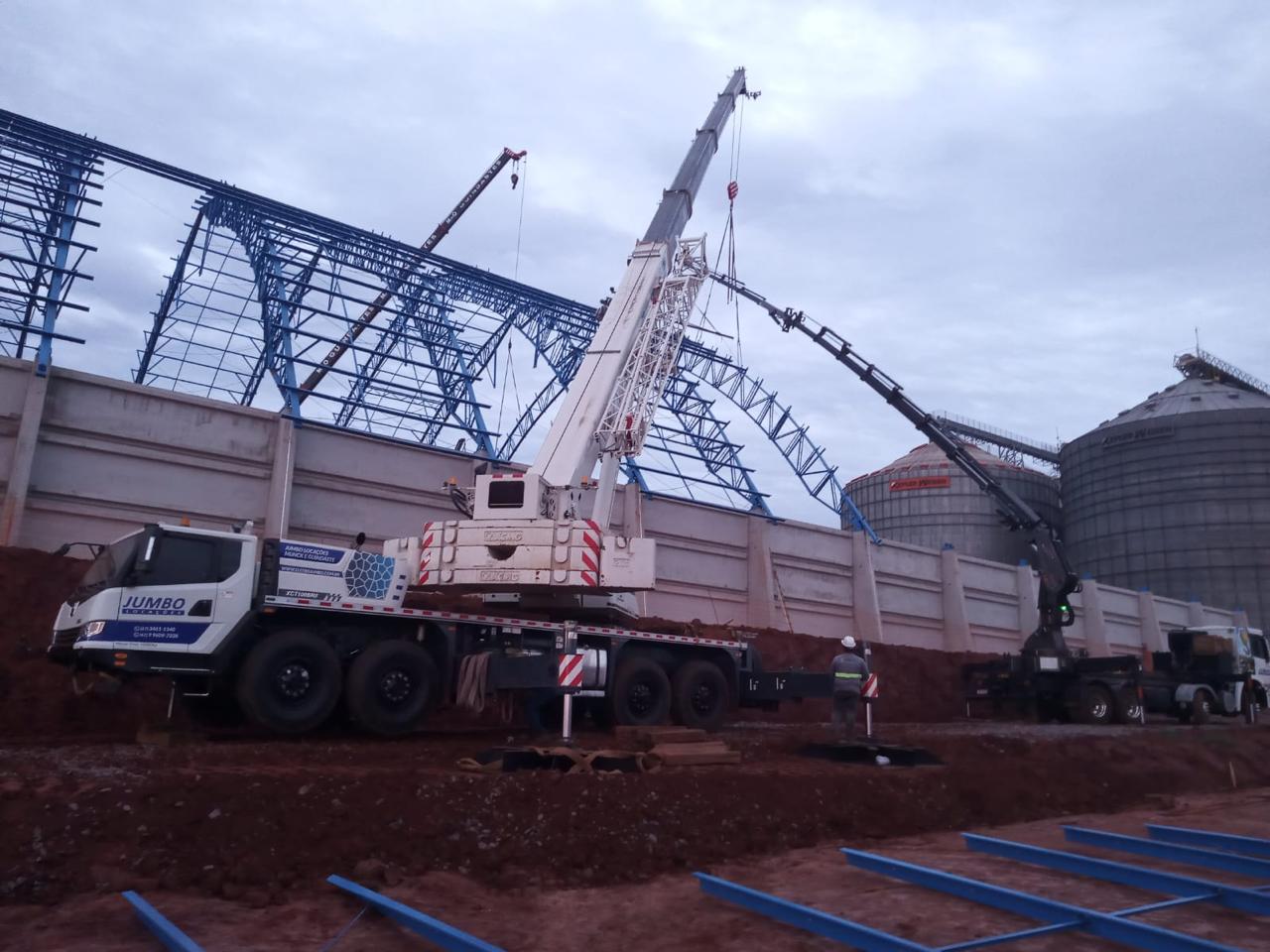 Guindaste em obra de grande porte