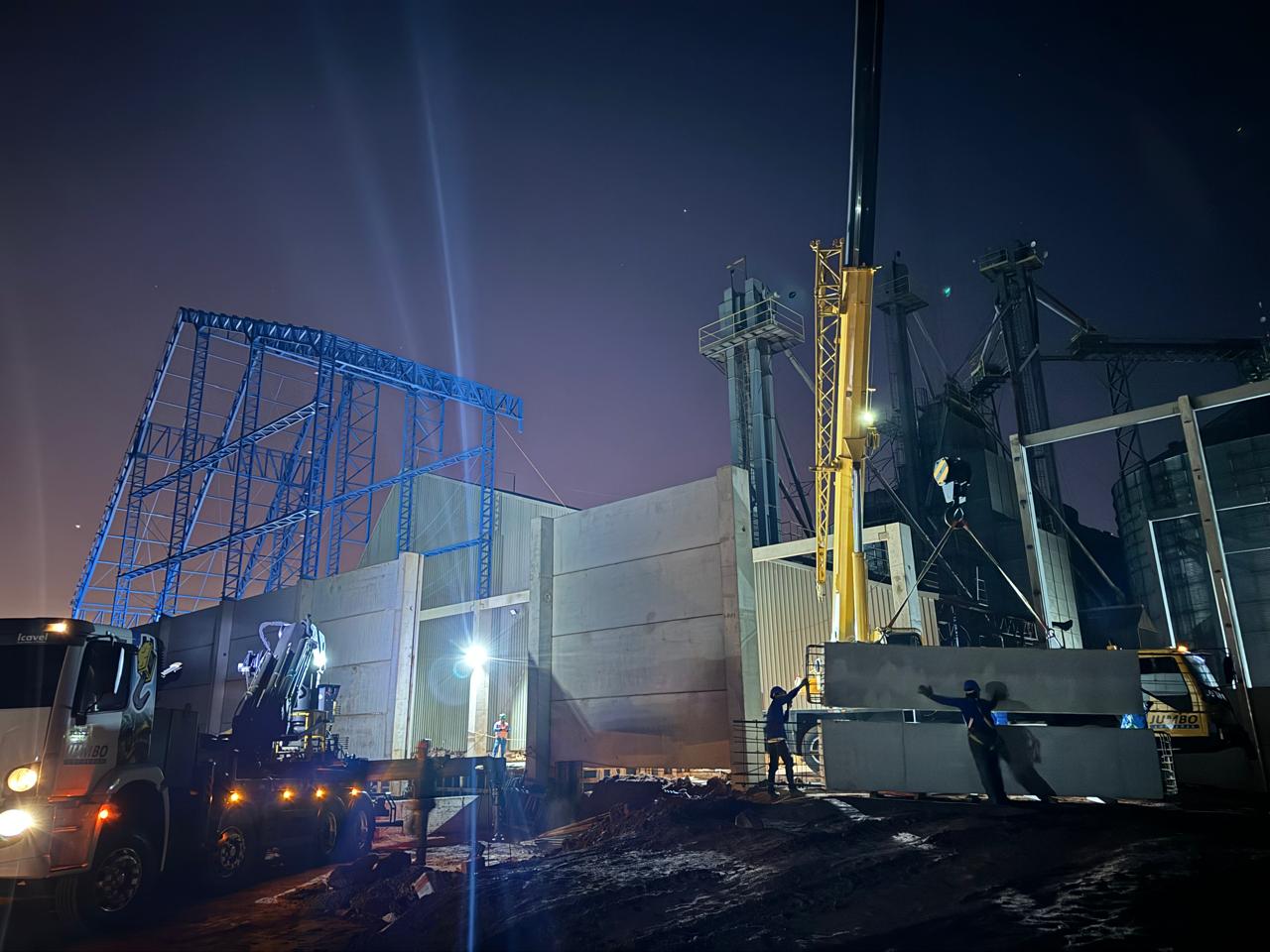 Plataforma elevatória em manutenção predial