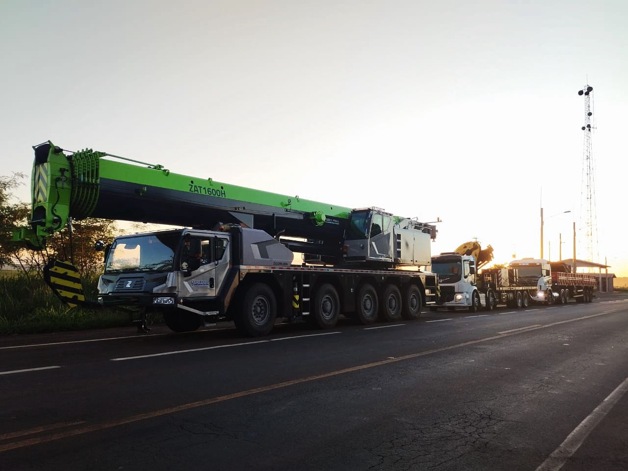 Plataforma tesoura em ambiente industrial