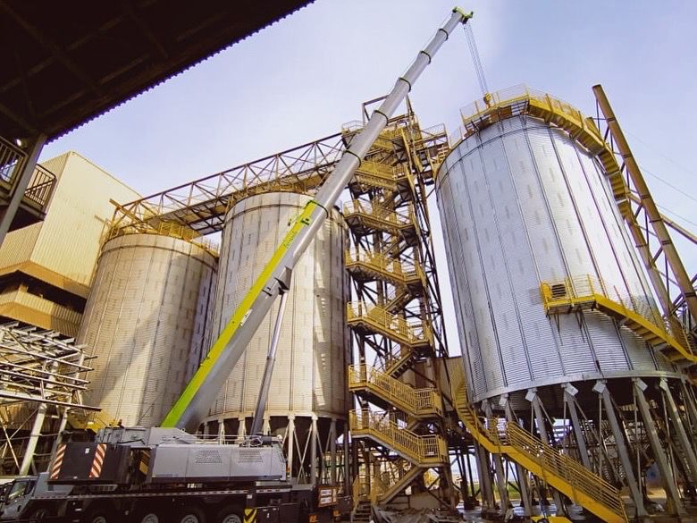 Plataforma tesoura em ambiente industrial